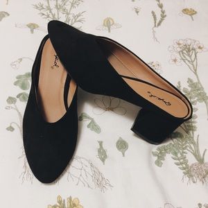 NIB Qupid faux suede block heeled mules - sz7
